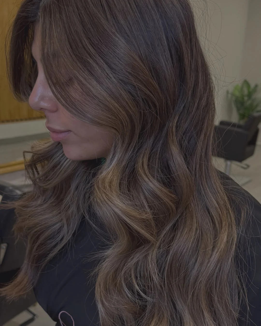 Balayage castaño con reflejos cálidos