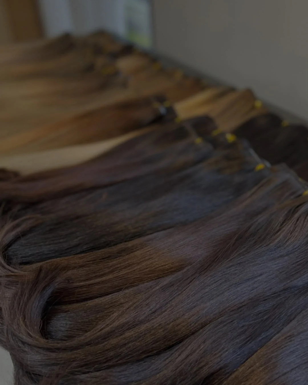 Cortinas de extensiones en tonos castaños