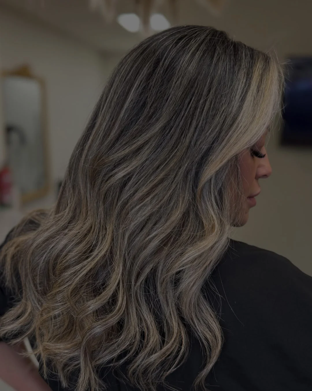 Mechas cenizas sobre base oscura
