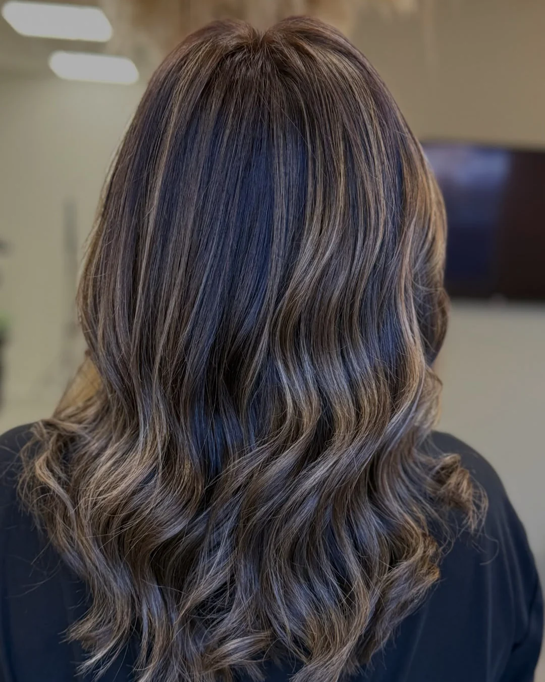 Morena iluminada con mechas finas